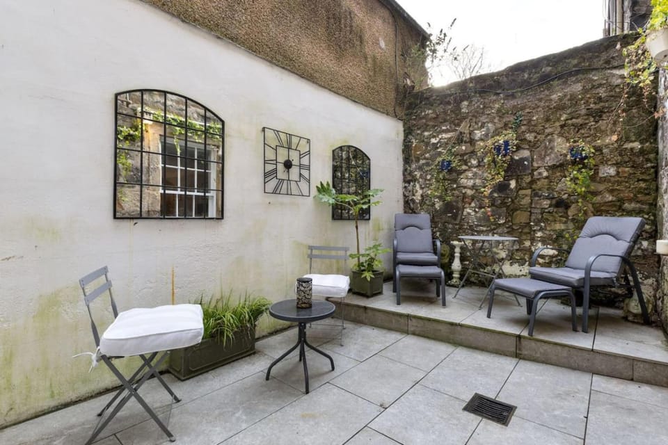 The Stirling Garden Townhouse - Private Courtyard House in Stirling