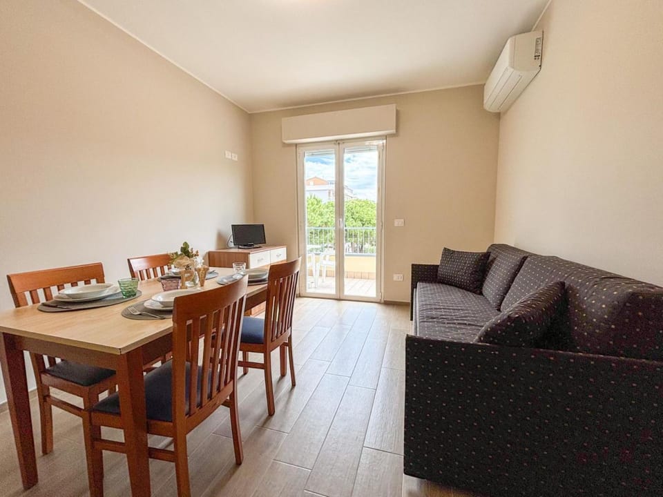 Living room, Dining area, air conditioner