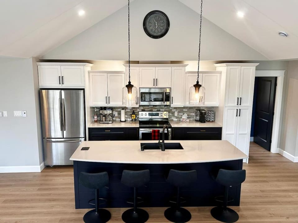 Kitchen or kitchenette, Seating area, dishwasher, oven, pet friendly, toaster