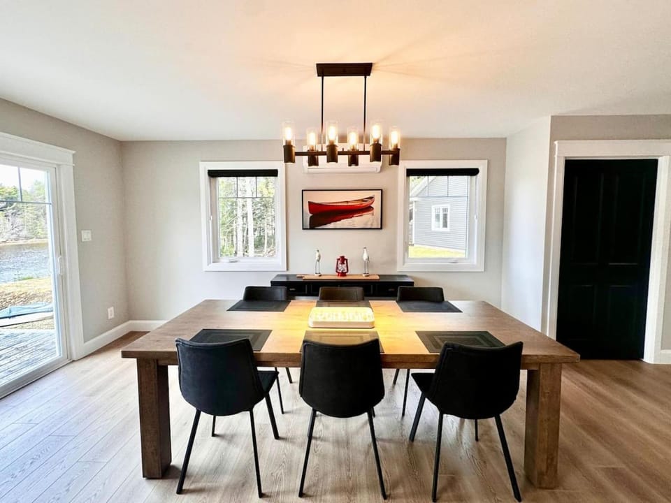 Photo of the whole room, Seating area, Dining area