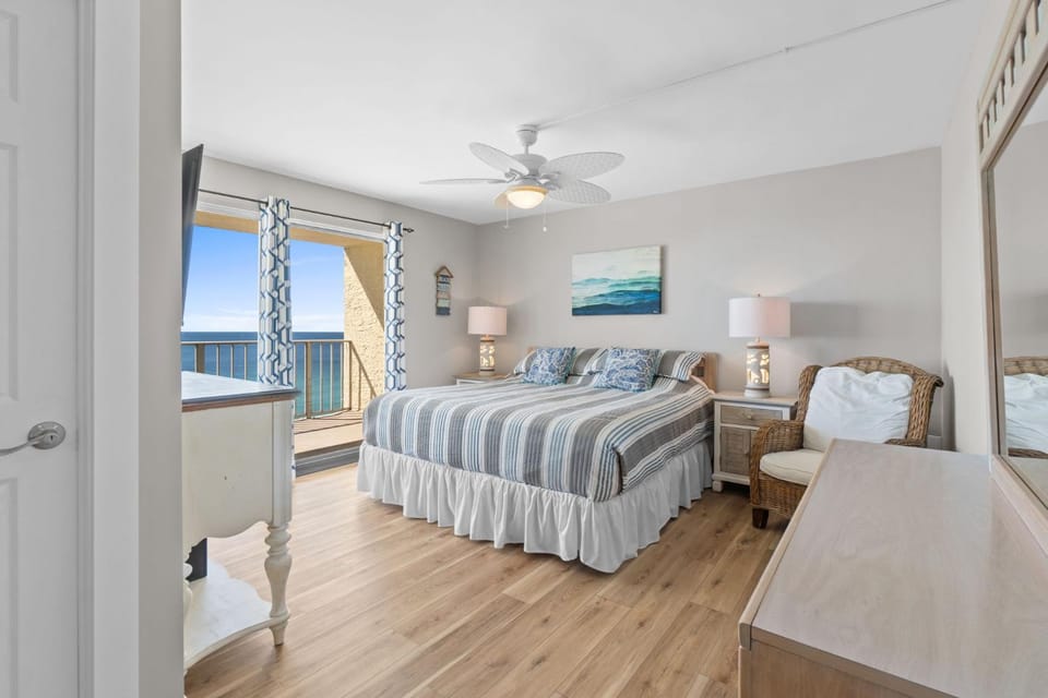 Spacious 3BR Majestic Condo Unobstructed Gulf Views & Private Balcony Apartment in Lower Grand Lagoon