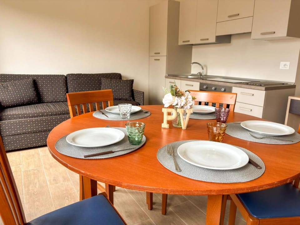 Kitchen or kitchenette, Living room, Seating area, Dining area