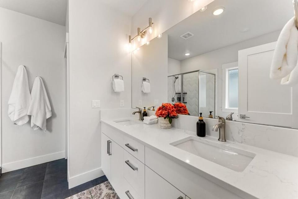 Brand New Custom home - Grayson House in Meridian