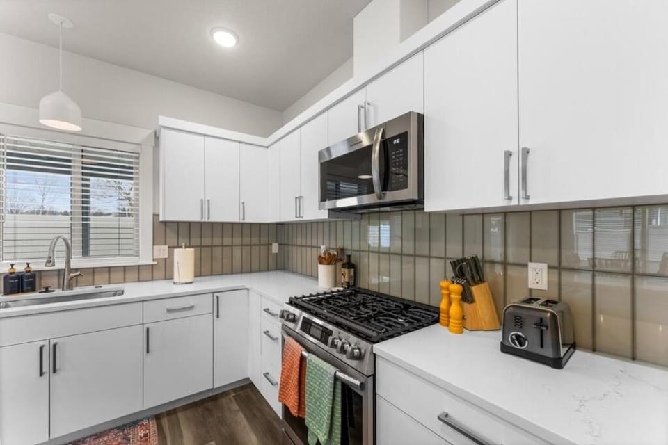 Brand New Custom home - Grayson House in Meridian