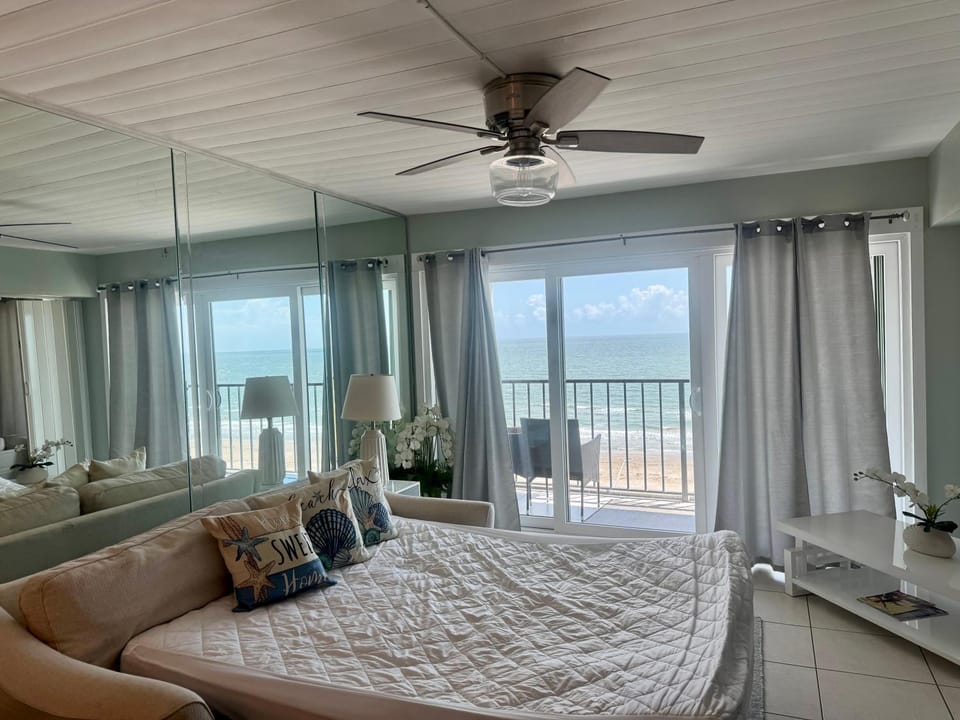 Beachfront Condo with Pool a Summer Escape for 6 Apartment hotel in Galveston Island
