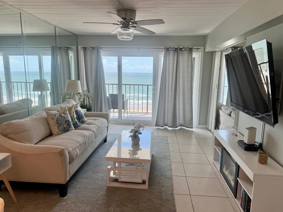 Beachfront Condo with Pool a Summer Escape for 6 Apartment hotel in Galveston Island