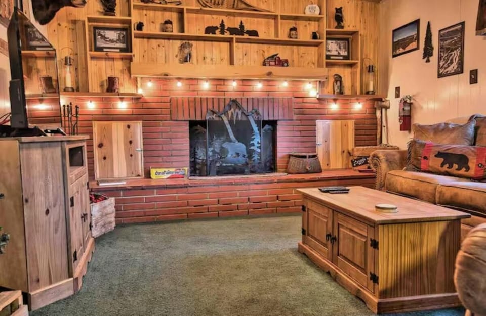 Sugar Pine Escape w Hot-Tub & Forest Backyard! House in Southern California
