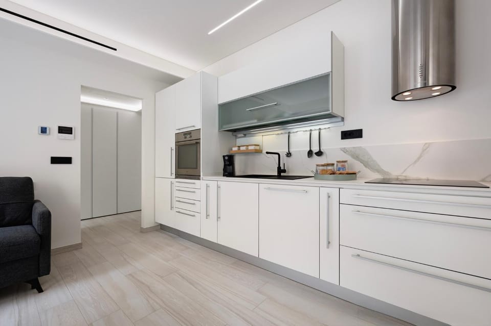 Coffee/tea facilities, Kitchen or kitchenette, Living room, Seating area, stove