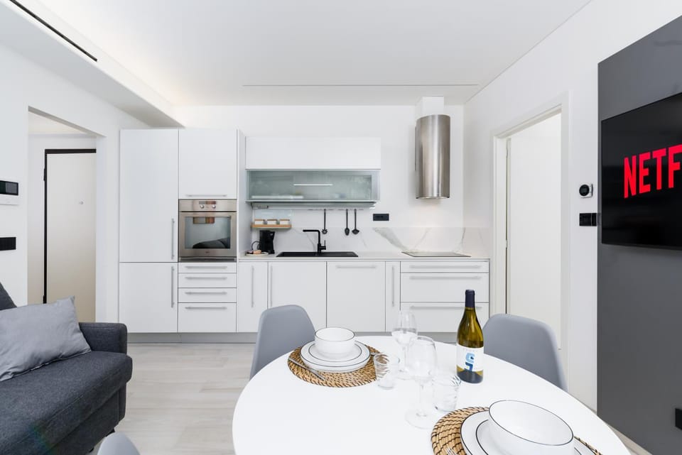 TV and multimedia, Kitchen or kitchenette, Living room, Seating area, Dining area, stove