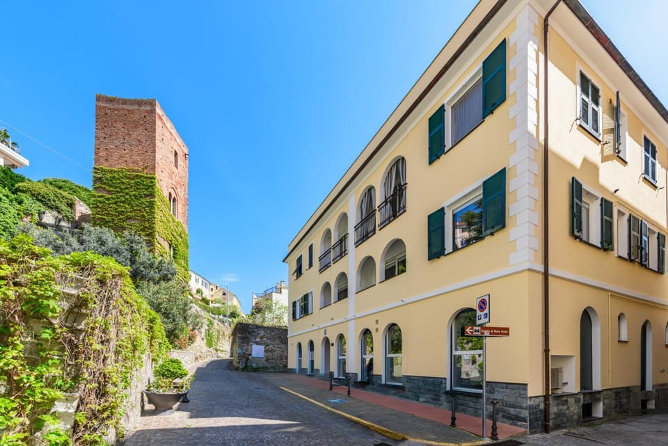 Property building, Day, Neighbourhood, Landmark view, Street view