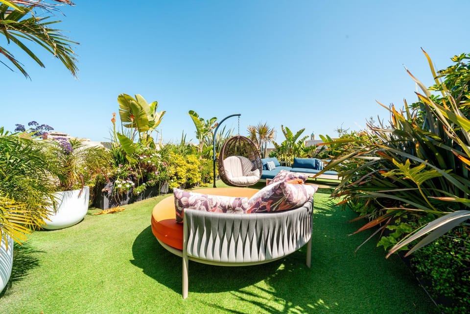 Spring, Day, Garden, Living room, Seating area, Garden view