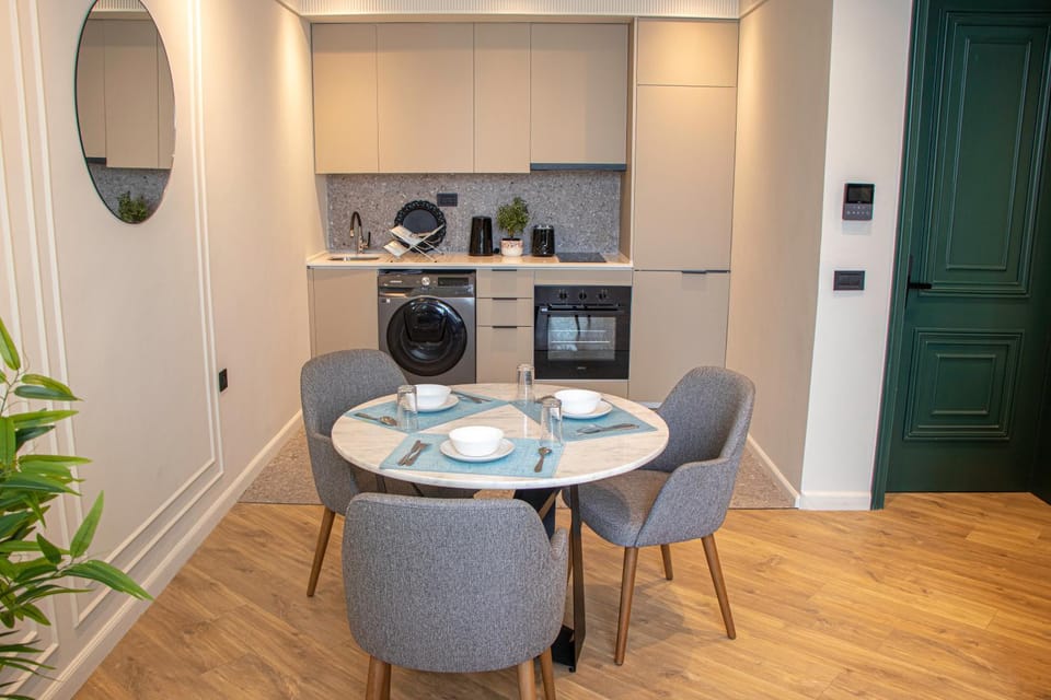 Coffee/tea facilities, Dining area, stove, toaster, kitchen