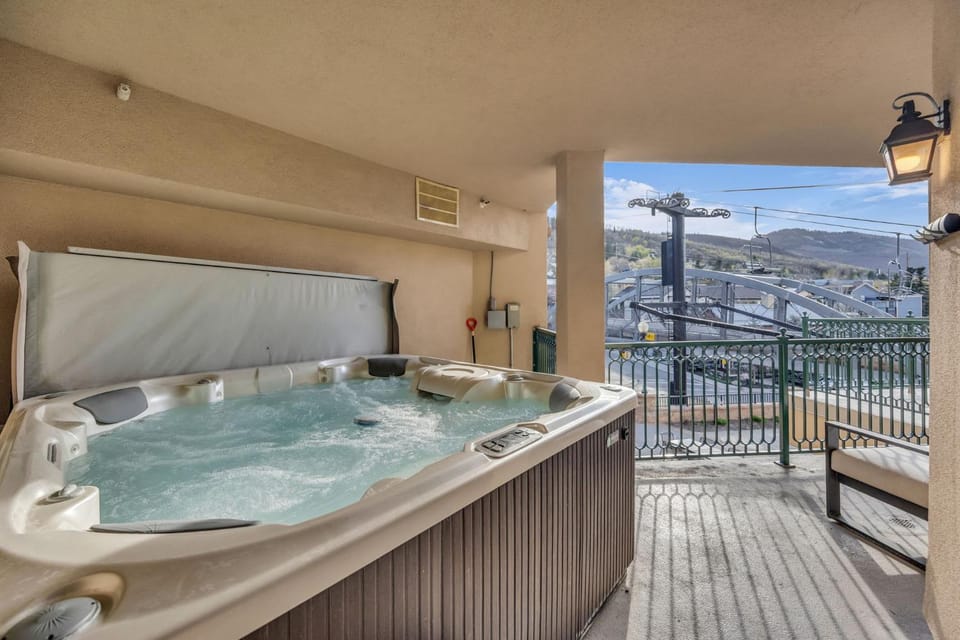 Main St Gem Luxe 3BR with Hot Tub & Views House in Park City