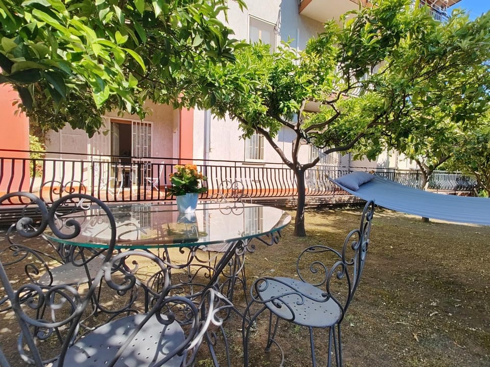 Spring, Day, Garden, View (from property/room), Balcony/Terrace, Dining area, Garden view