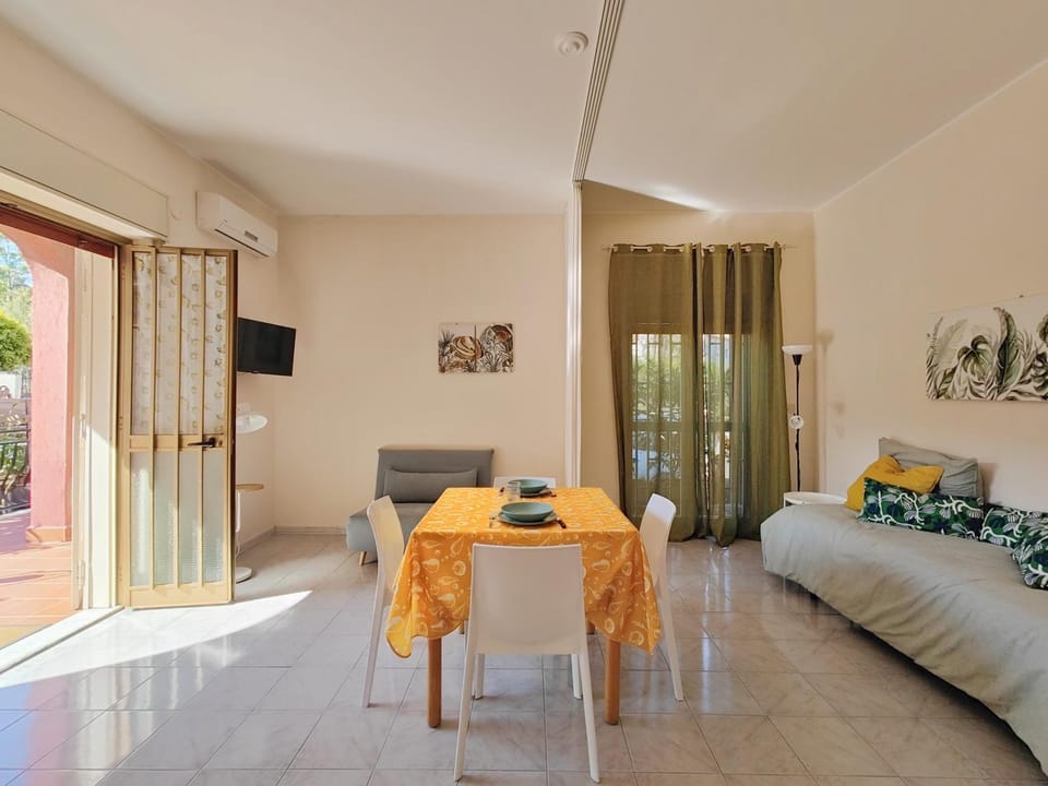 TV and multimedia, Living room, Photo of the whole room, Seating area, Dining area