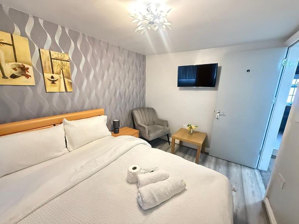 Bed, TV and multimedia, Photo of the whole room, Bedroom, towels