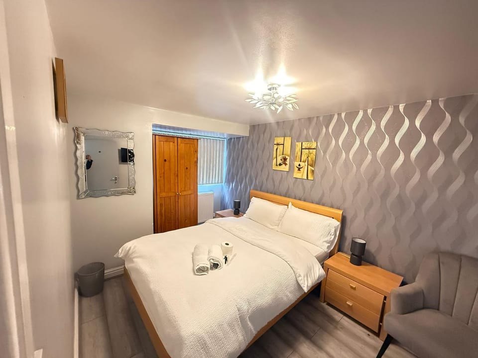 Bed, Living room, Photo of the whole room, Seating area, Bedroom