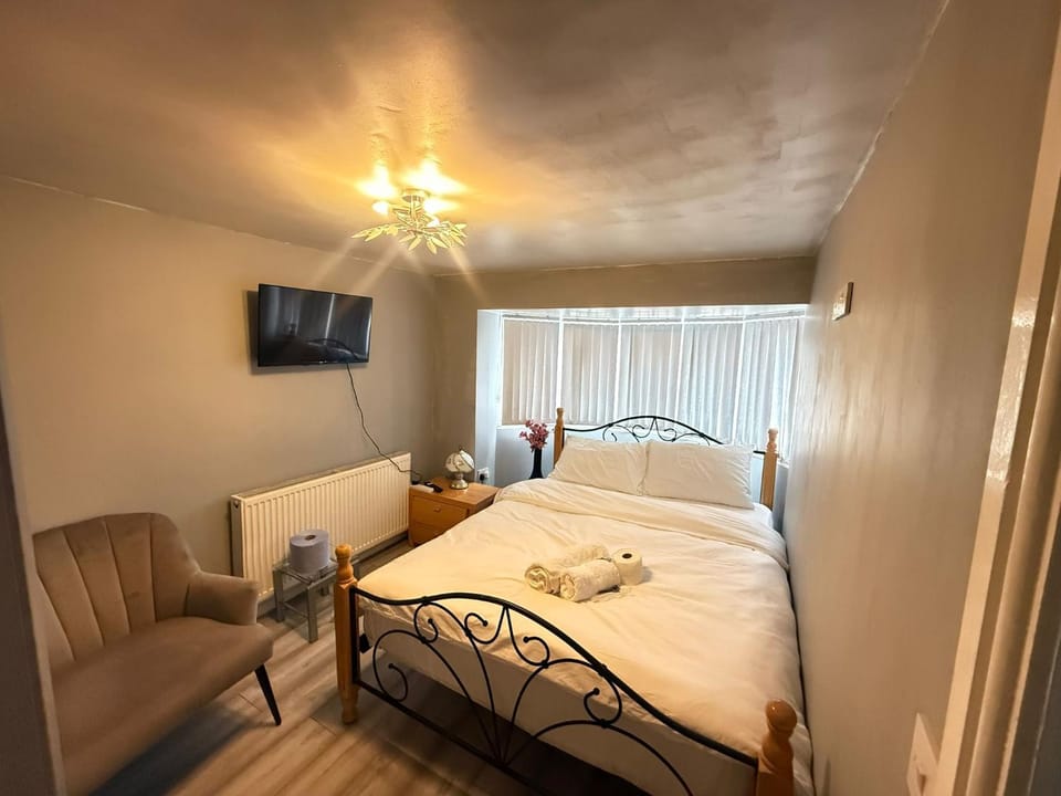 Bed, TV and multimedia, Living room, Photo of the whole room, Seating area, Bedroom, hair dresser