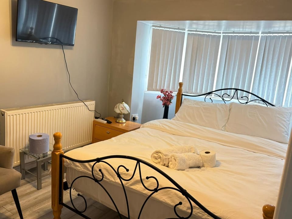 Bed, TV and multimedia, Photo of the whole room, Bedroom, towels