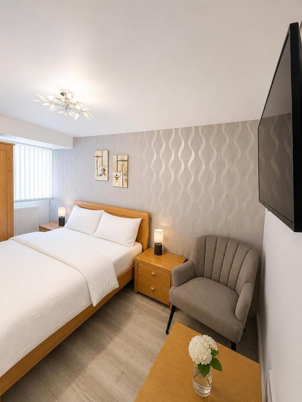 Communal lounge/ TV room, Bed, TV and multimedia, Living room, Photo of the whole room, Seating area, Evening entertainment, Bedroom