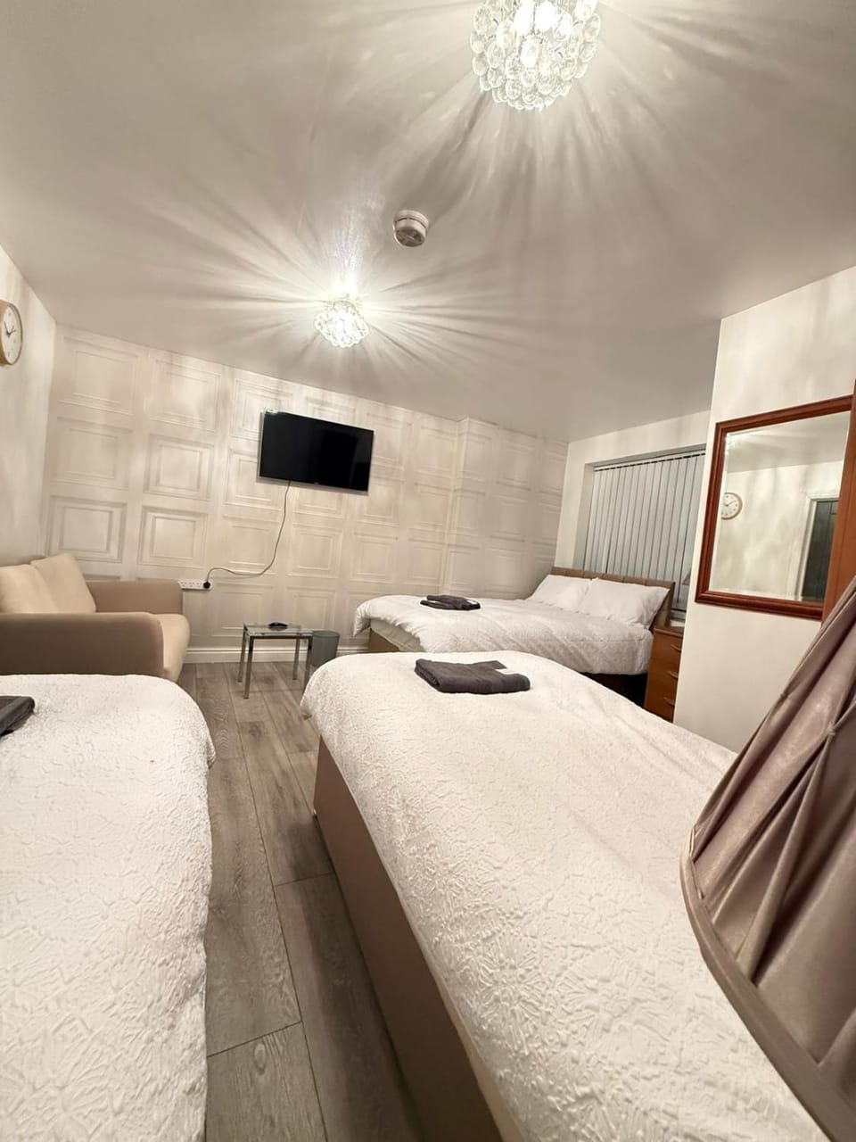 Bed, TV and multimedia, Photo of the whole room, Bedroom