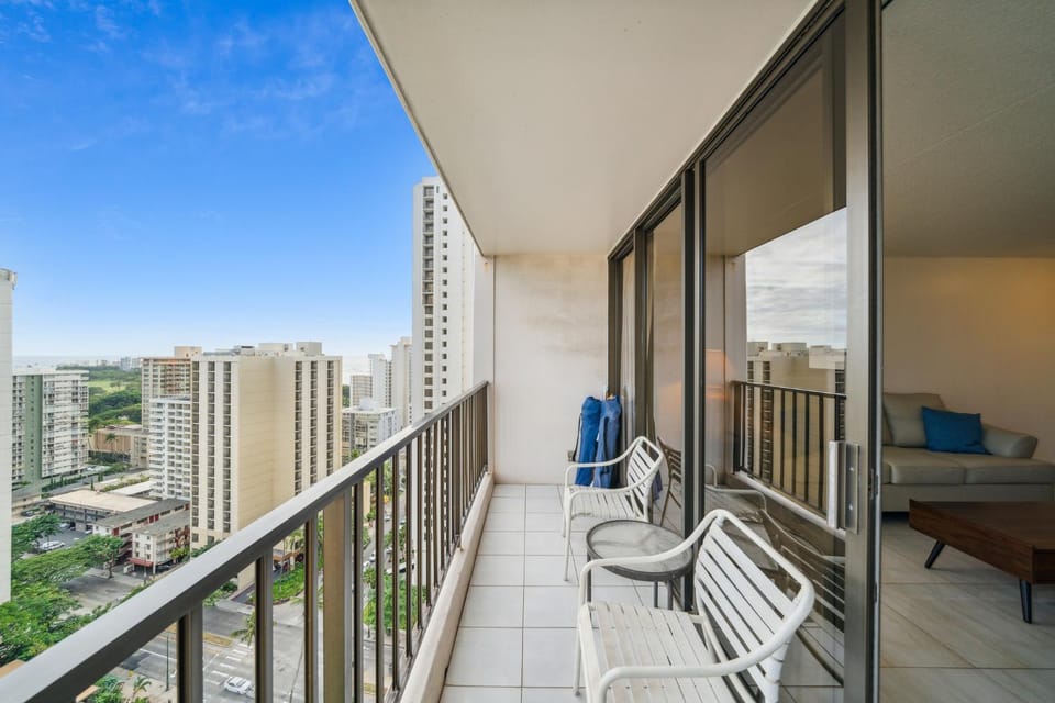 Scenic 23rd-Floor Corner Retreat with Diamond Head & Ocean Views (12305) Apartment in Waikiki Beach