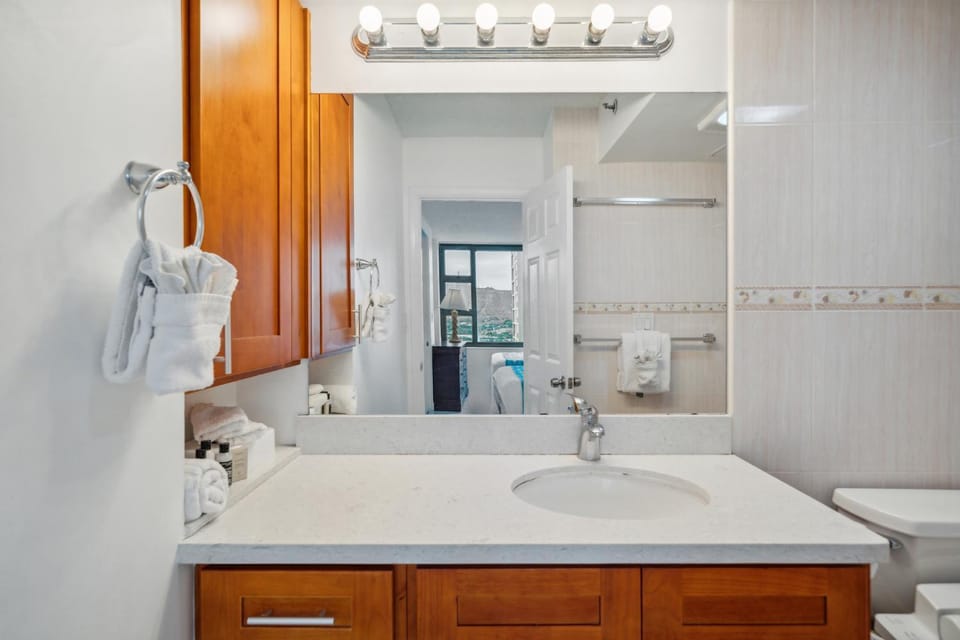 Scenic 23rd-Floor Corner Retreat with Diamond Head & Ocean Views (12305) Apartment in Waikiki Beach