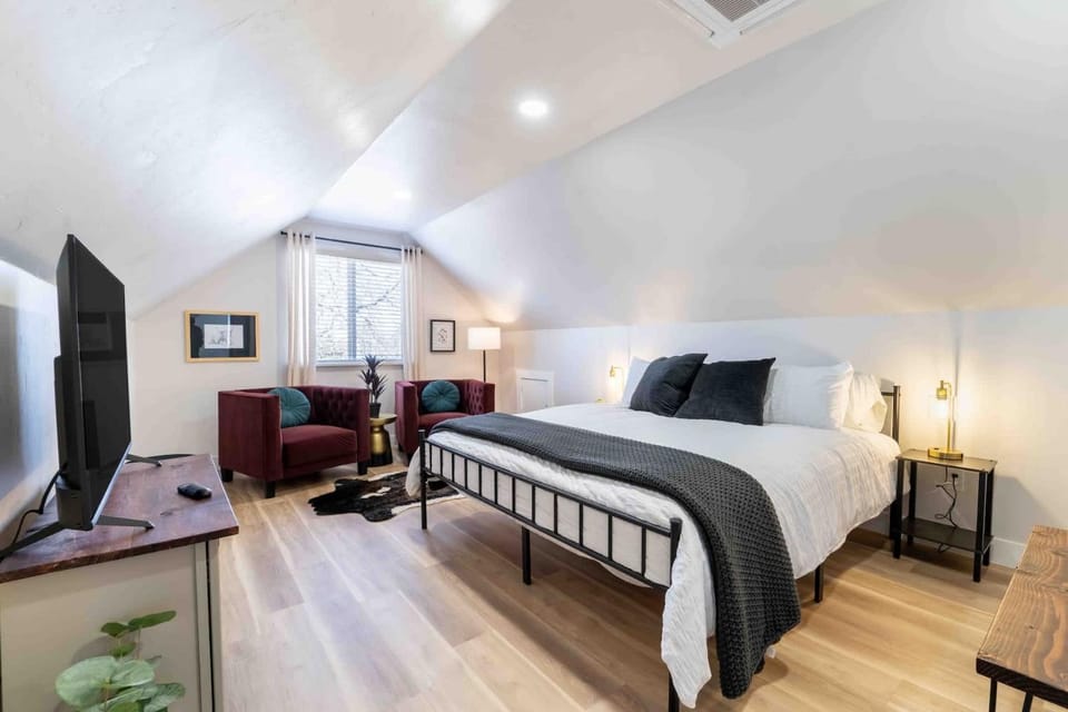 Bed, TV and multimedia, Bedroom