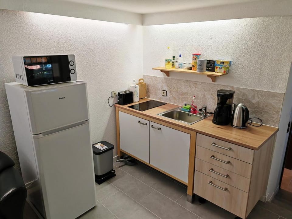 Coffee/tea facilities, Kitchen or kitchenette, stove, toaster