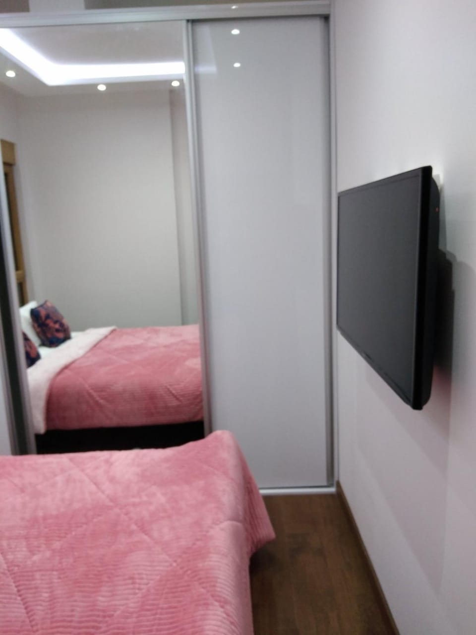 Bed, TV and multimedia, Evening entertainment, Bedroom