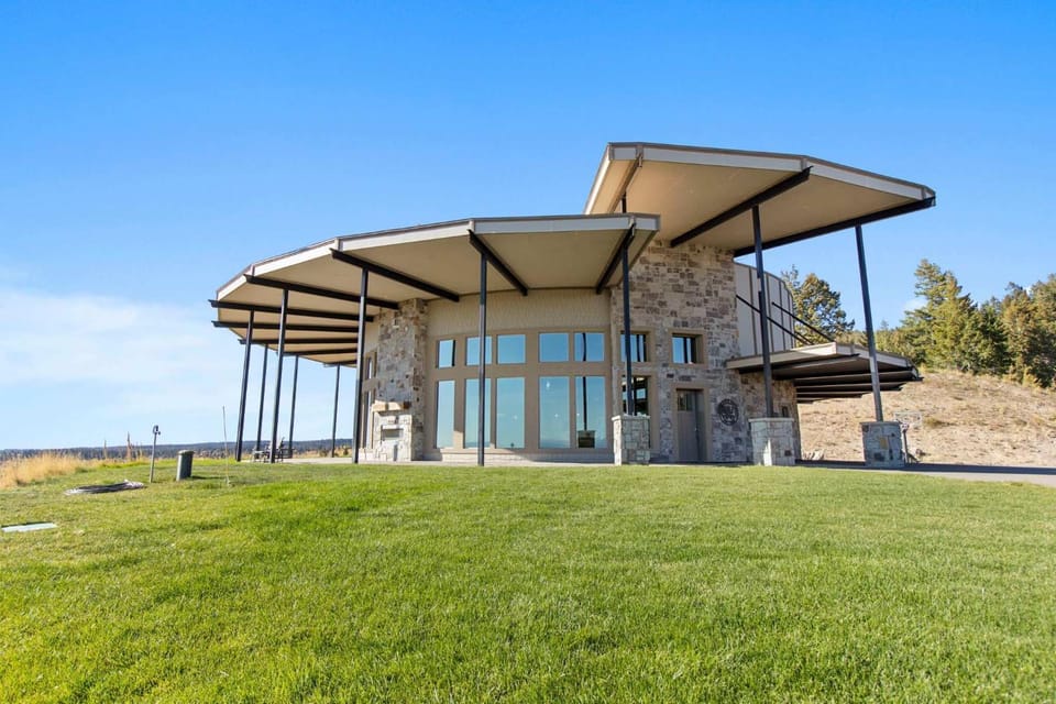 West Cabin- Yellowstone Family Retreat- Sled Hill Cabin in Idaho