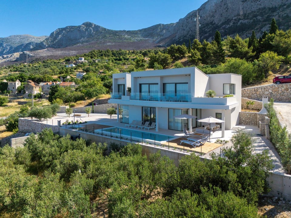 Property building, Natural landscape, Mountain view