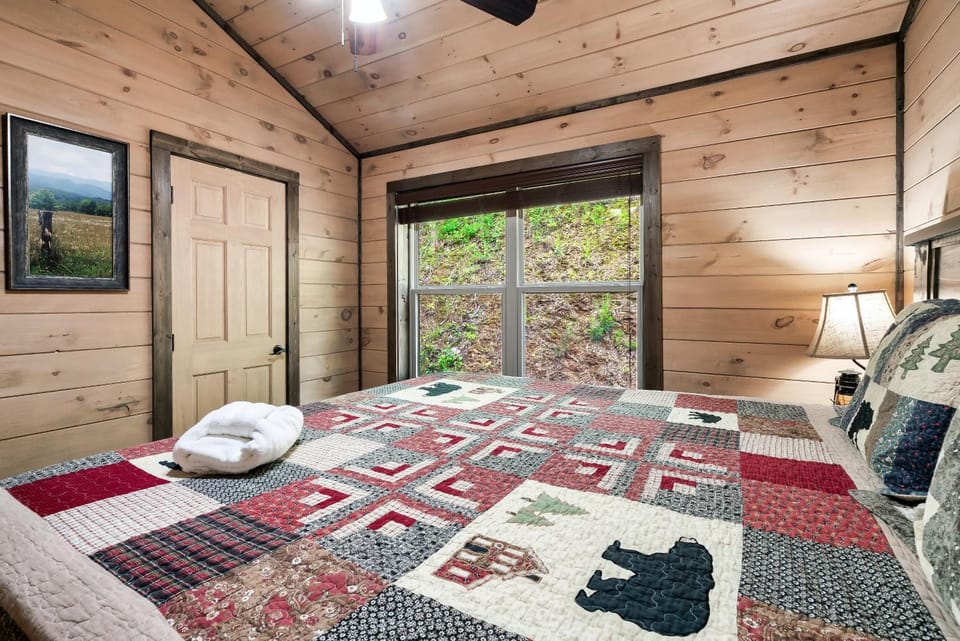 Photo of the whole room, Bedroom
