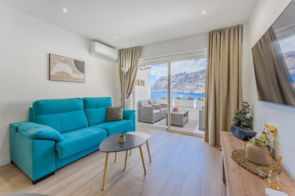 Communal lounge/ TV room, Sea view