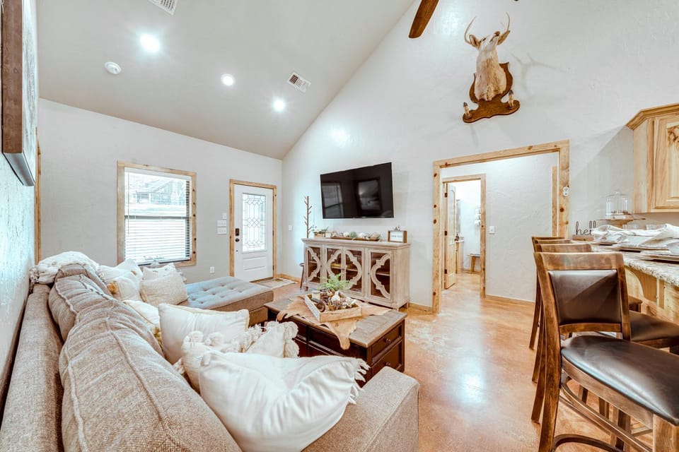 Walk to Restaurants: Hot Tub Haven in Broken Bow! House in Broken Bow