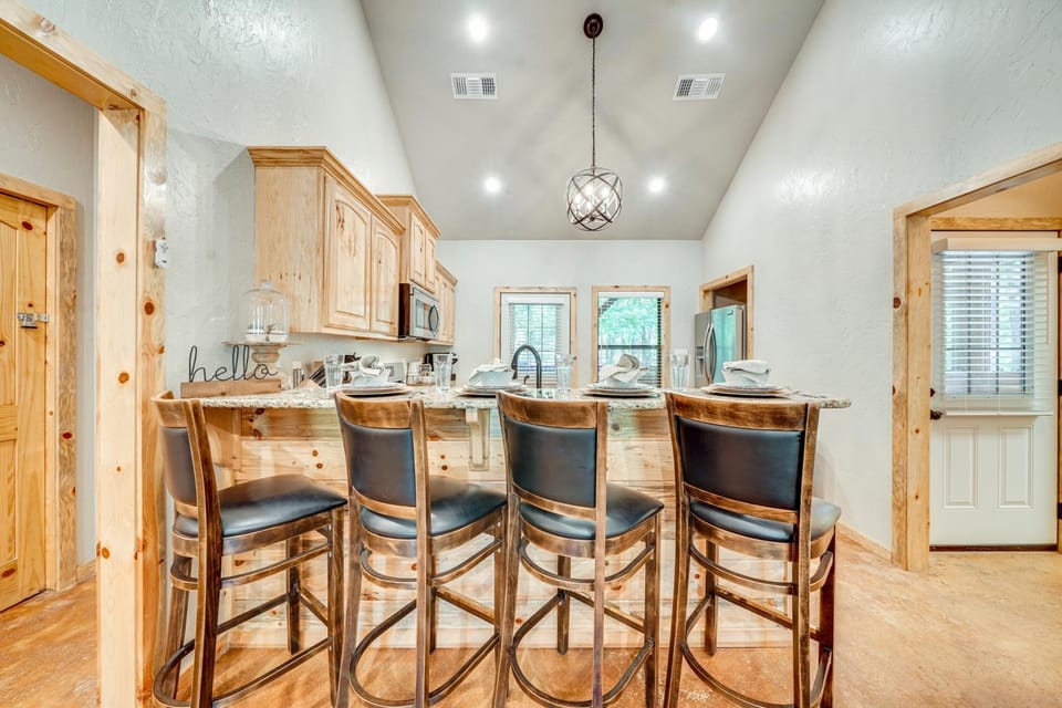Walk to Restaurants: Hot Tub Haven in Broken Bow! House in Broken Bow