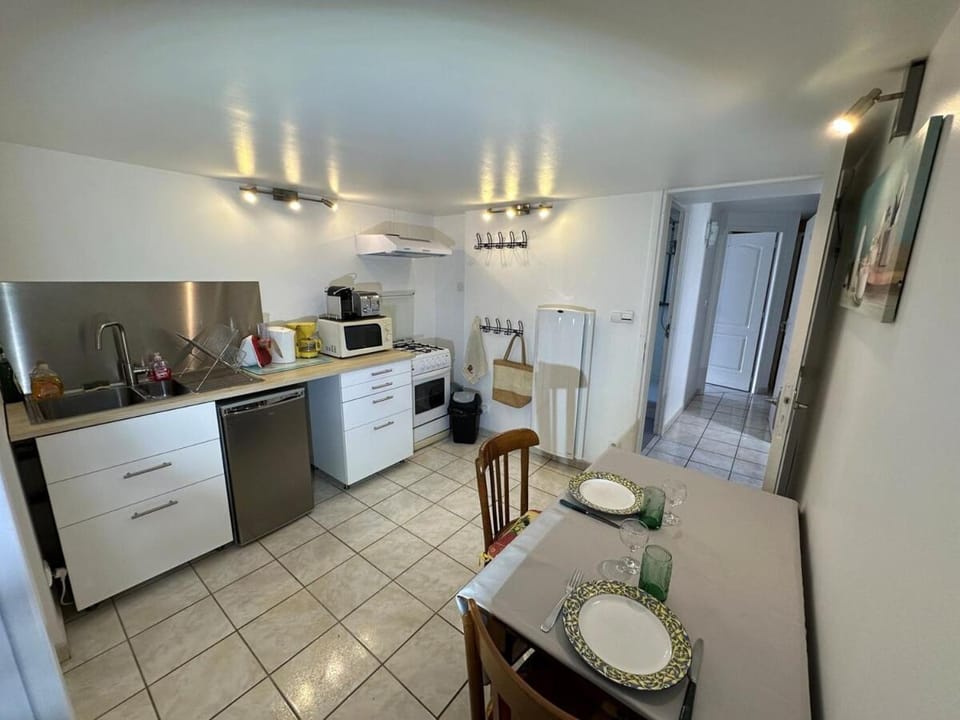 Kitchen or kitchenette, Dining area, oven, pet friendly, stove