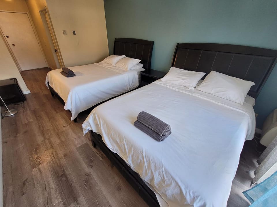 Great Location Double Queen Bed Unit Apartment in Beverly Hills