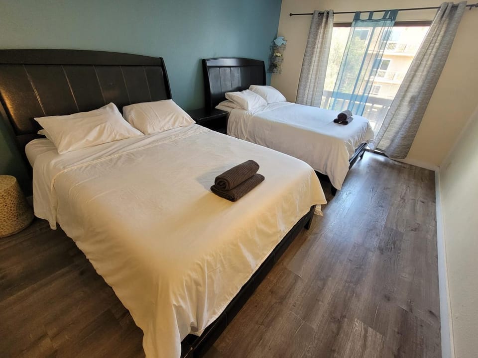 Great Location Double Queen Bed Unit Apartment in Beverly Hills