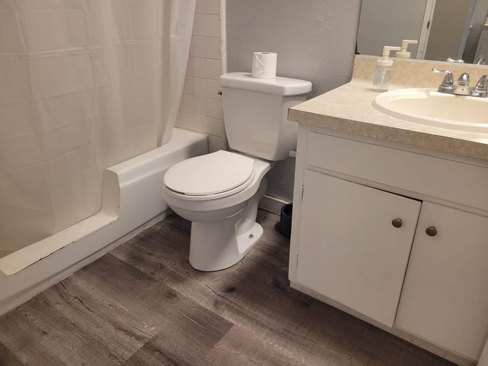 Great Location Double Queen Bed Unit Apartment in Beverly Hills