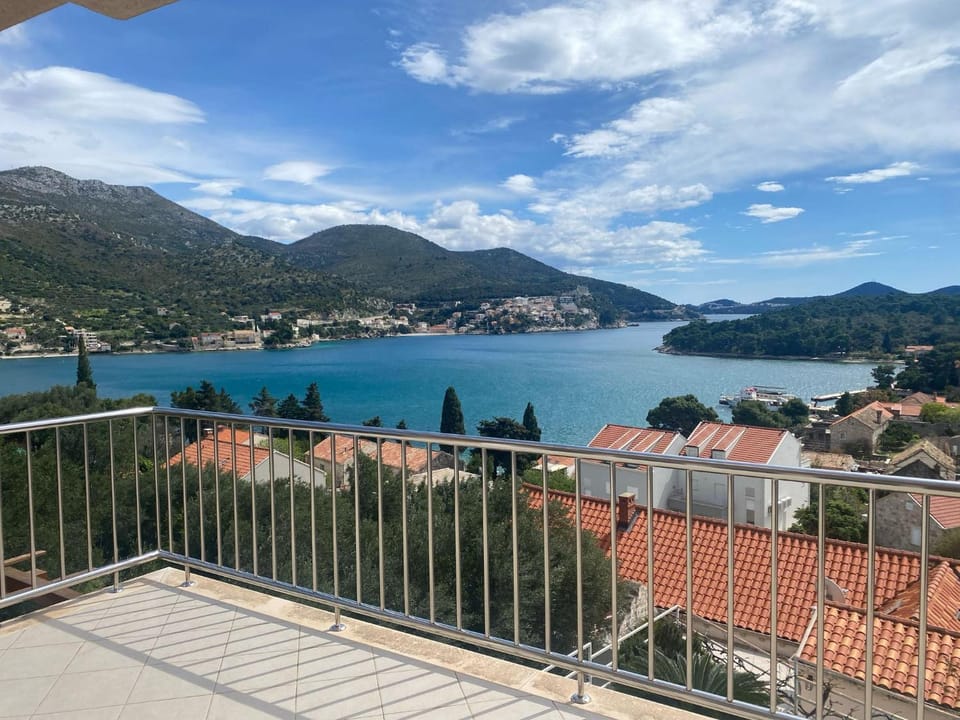 View (from property/room), Balcony/Terrace, Mountain view, Sea view