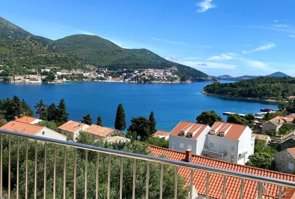 Mountain view, Sea view