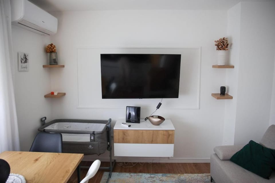 Communal lounge/ TV room, TV and multimedia, Living room, Seating area