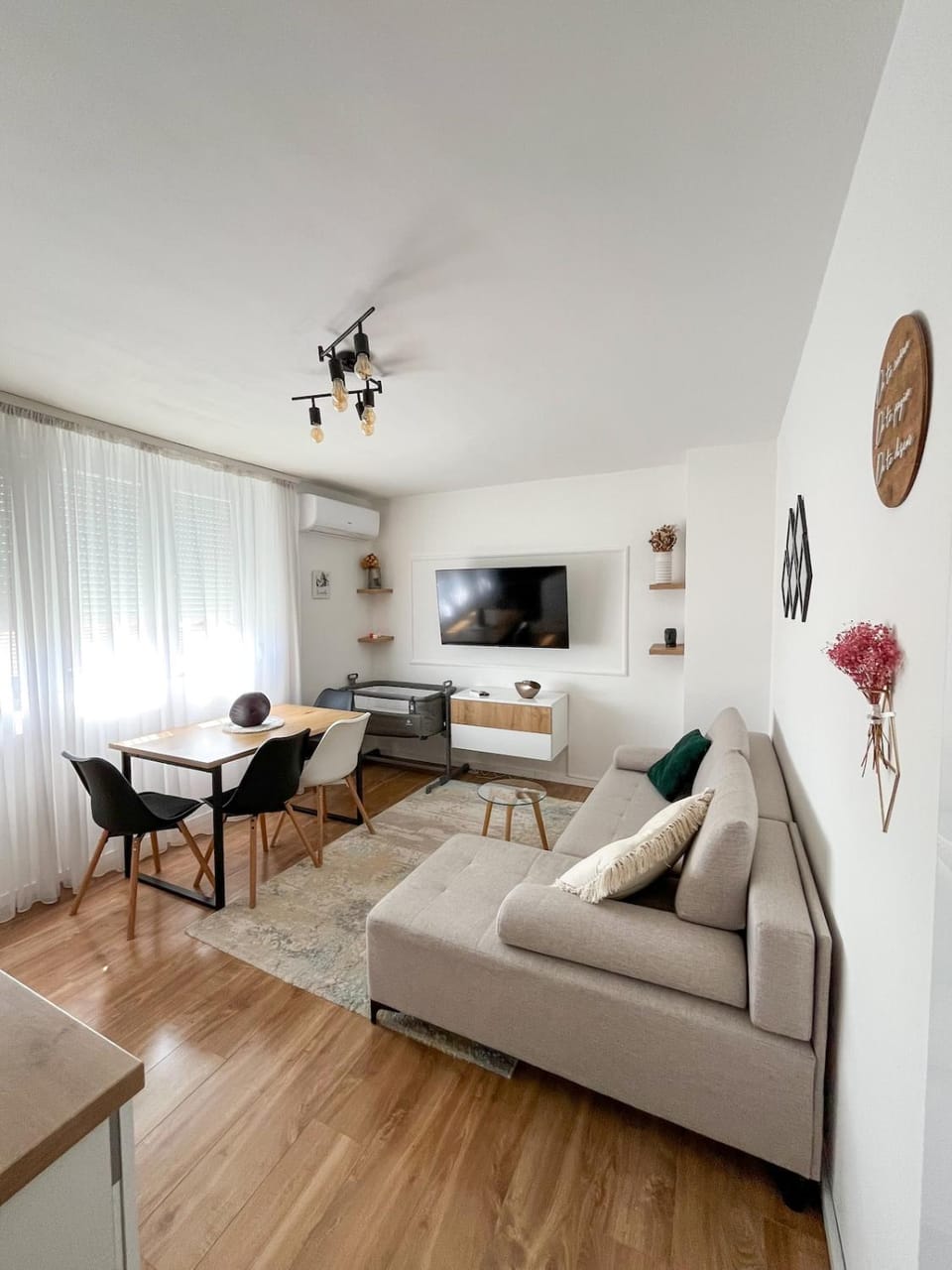 TV and multimedia, Kitchen or kitchenette, Living room, Seating area, Dining area