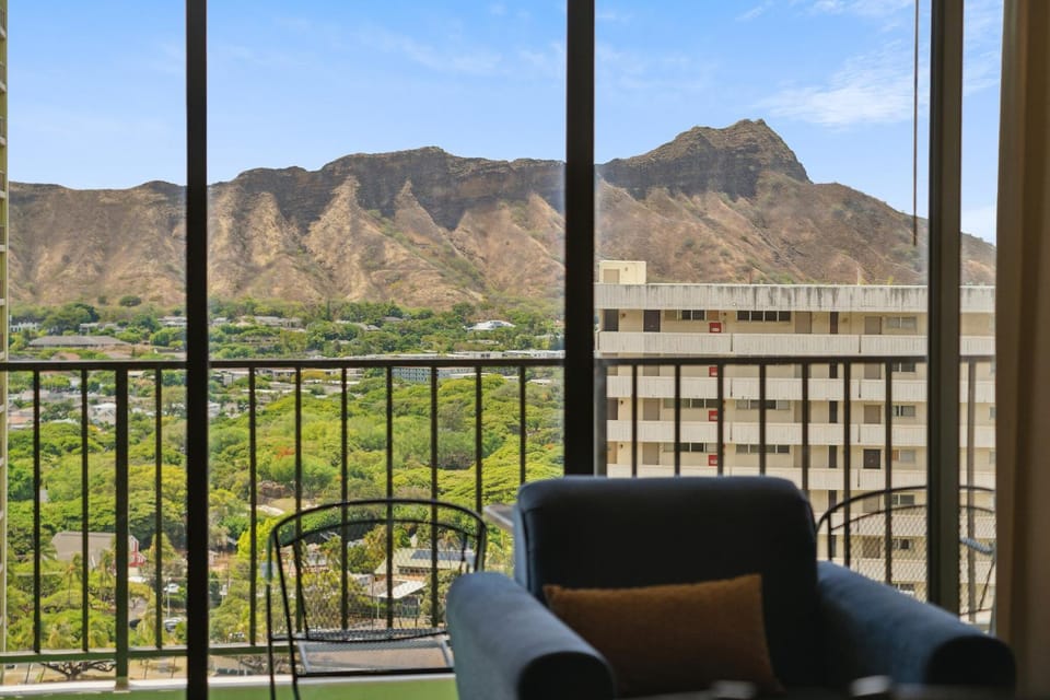 Nearby landmark, Day, Natural landscape, View (from property/room), Balcony/Terrace, Living room, Seating area, Mountain view