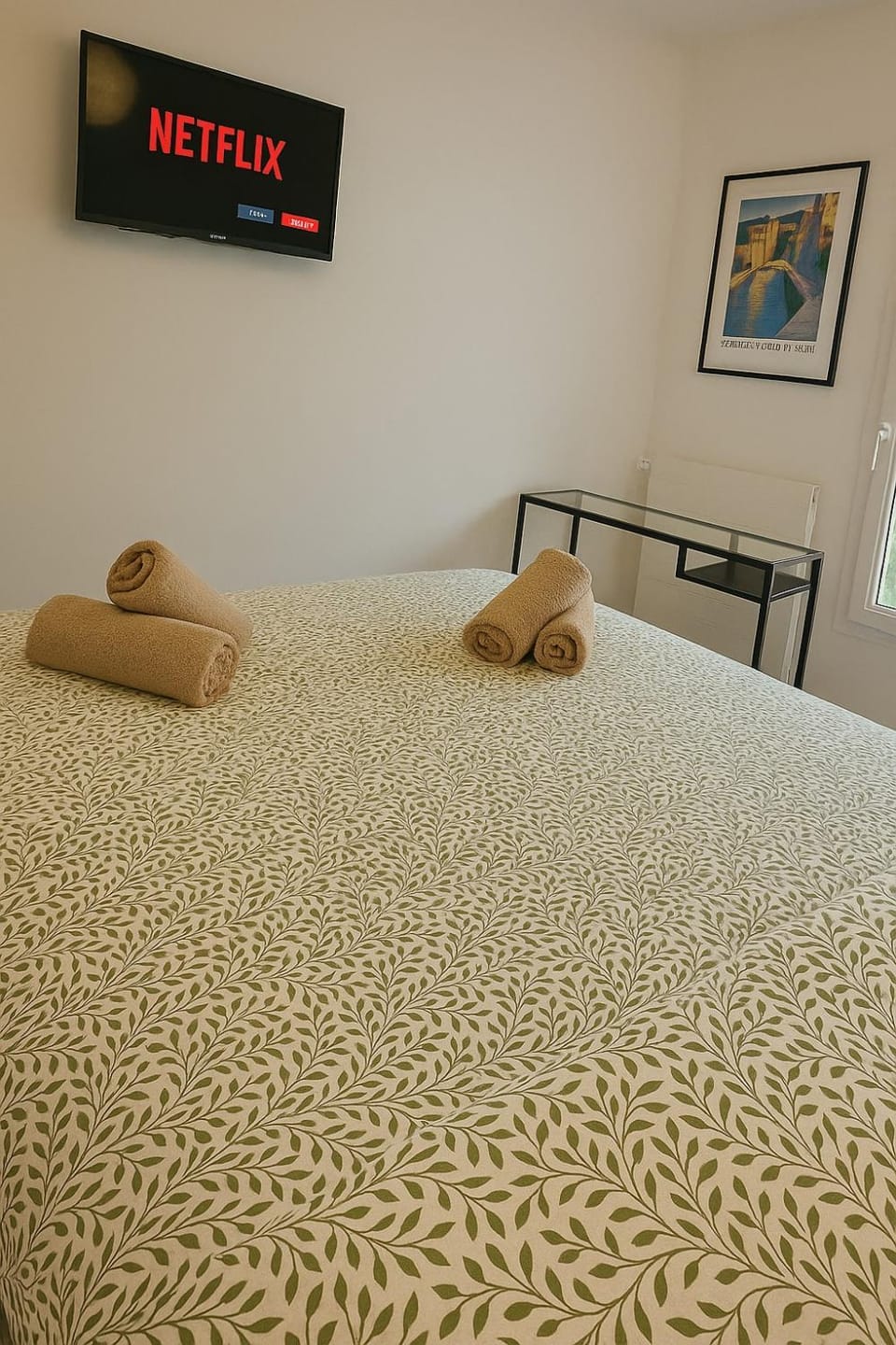 Bed, TV and multimedia, Photo of the whole room, Bedroom