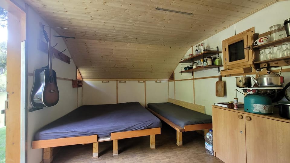 Chatka na břehu rybníka Pupek Campground/ 
RV Resort in Czechia