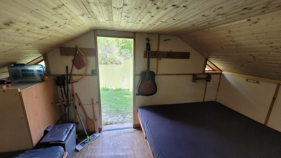 Chatka na břehu rybníka Pupek Campground/ 
RV Resort in Czechia