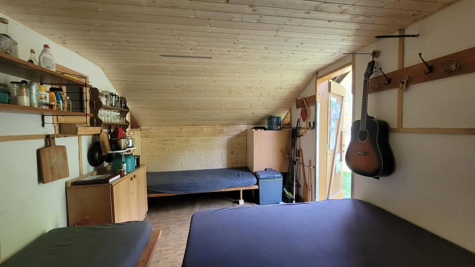 Chatka na břehu rybníka Pupek Campground/ 
RV Resort in Czechia