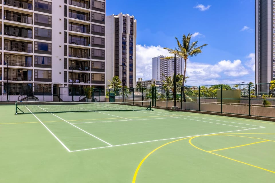 Spacious Waikiki Getaway 2208T2 Apartment in Honolulu